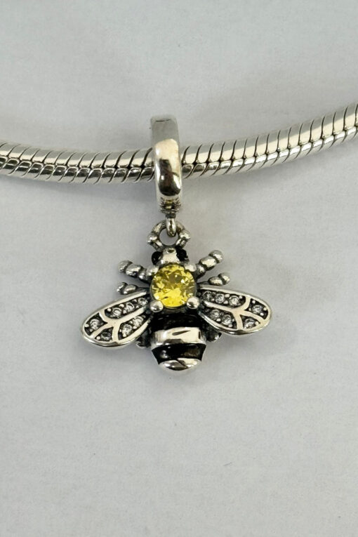 Taşlı Arı Sallantılı Charm