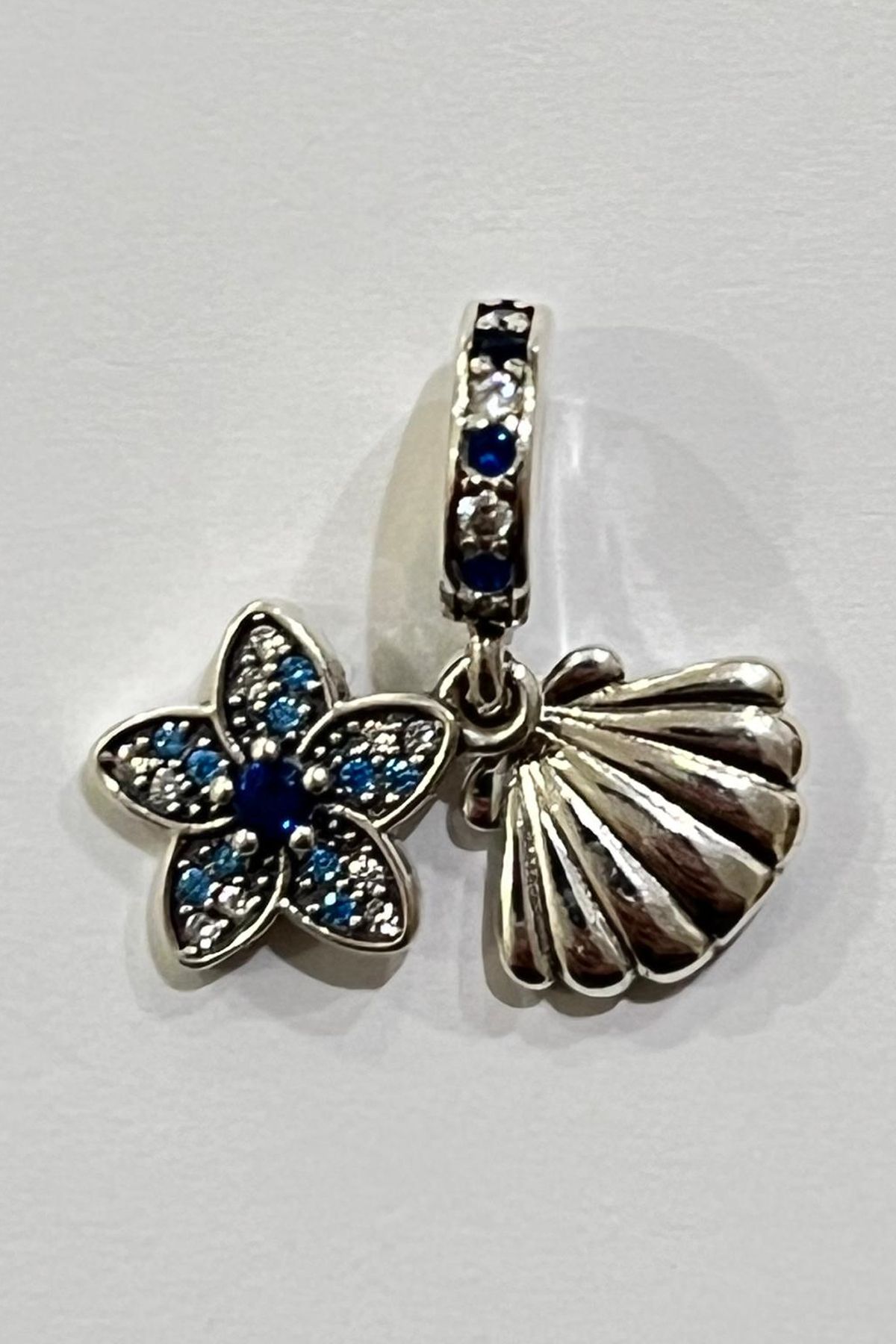 Deniz Kabuğu ve Çiçek Sallantılı Charm